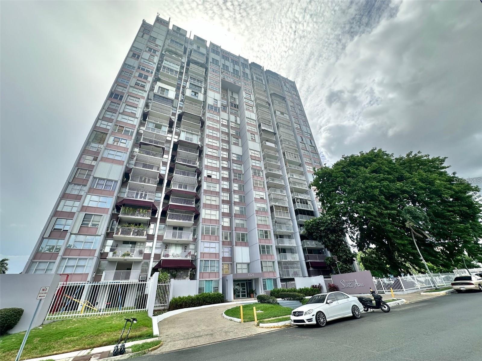 ¡IncreÃble oportunidad para vivir en el tope de ciudad! Este PH de 2,674pc incorpora; terraza con techo de madera, amplia cocina con área de desayuno o compartir, cuarto cerrado multiusos, área abierta de comedor/sala con icreibles vistas a la ciudad desde los balcones cerrados, 4 habitaciones, 3 baños y medio. El cuarto master cuenta con doble espacio, walk-in closet y baño privado. La propiedad que cuenta con piso privado, incluye; cuarto de almacenaje, y dos (2) estacionamientos bajo techo asignados. Condo. Santa Ana, ubicado en la céntrica Ave. Luis Vigoreaux, cuenta con seguridad, área de juegos, y generador para áreas comunes.