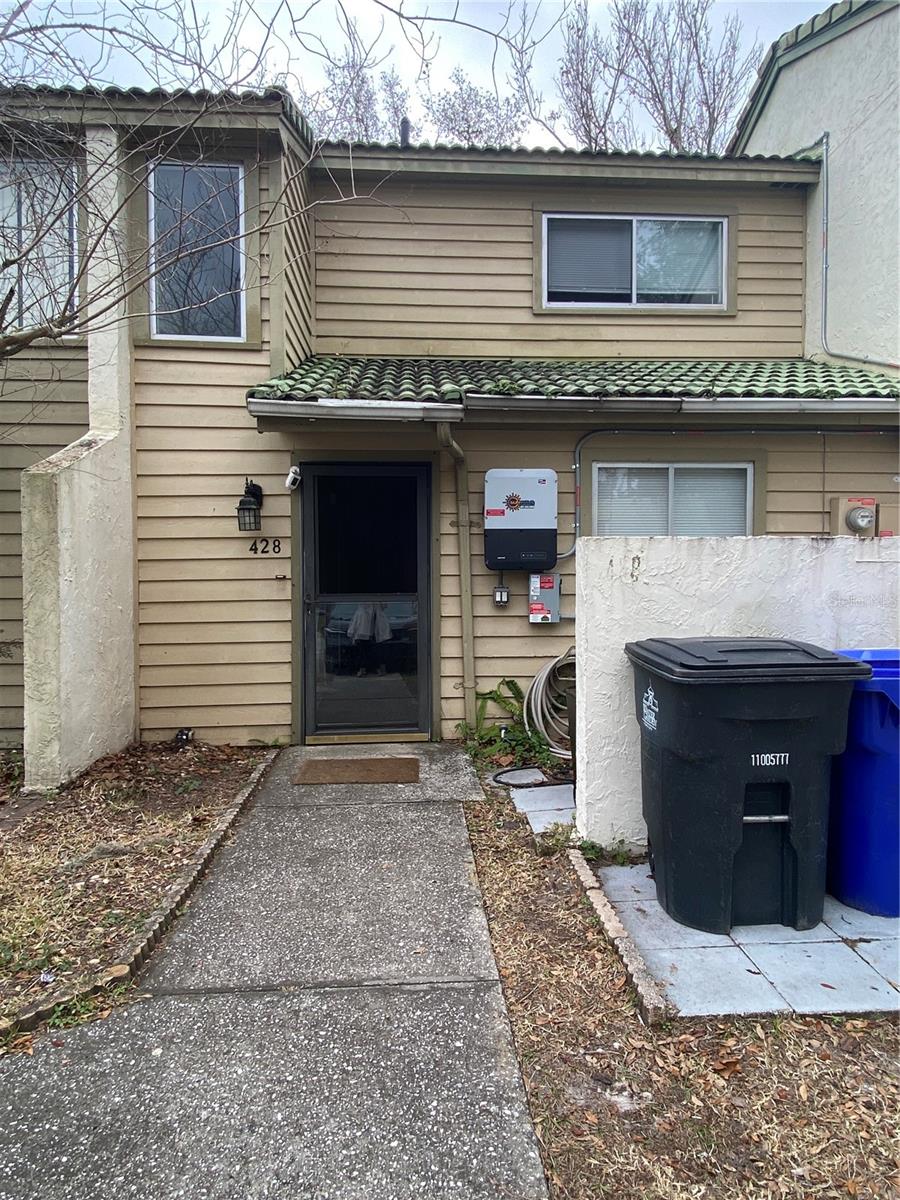 Short Sale. Short Sale. Short Sale. SHORT SALE. SHORT SALE, 3 bedroom, 1.5 bath townhome in Winter Garden Just a 7 minutes to downtown Winter Garden Come and see it. Great location, close to express way, restaurants, stores and easy access to FL Turnpike, SR 408, SR 429,Don't miss out the opportunity to own a piece of property. Low HOA