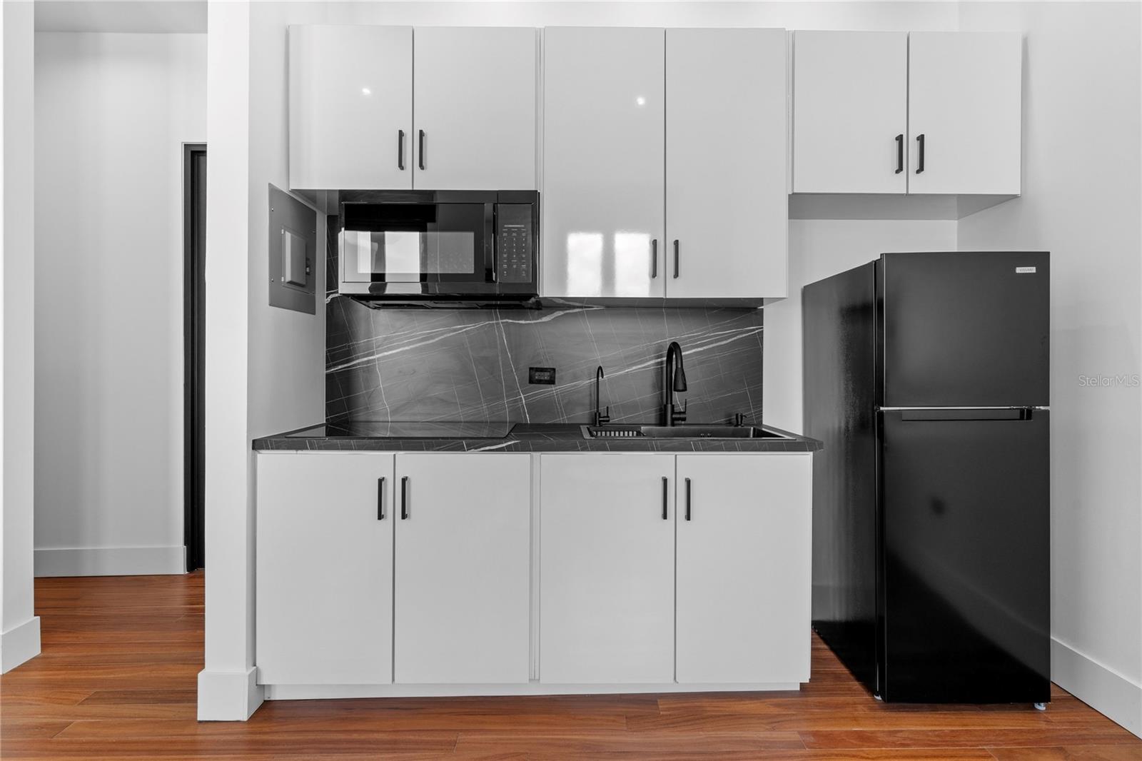 6951 C REINA ISABEL STE. 101 3B Bolero