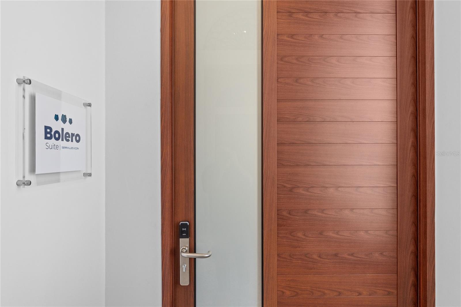 6951 C REINA ISABEL STE. 101 3B Bolero