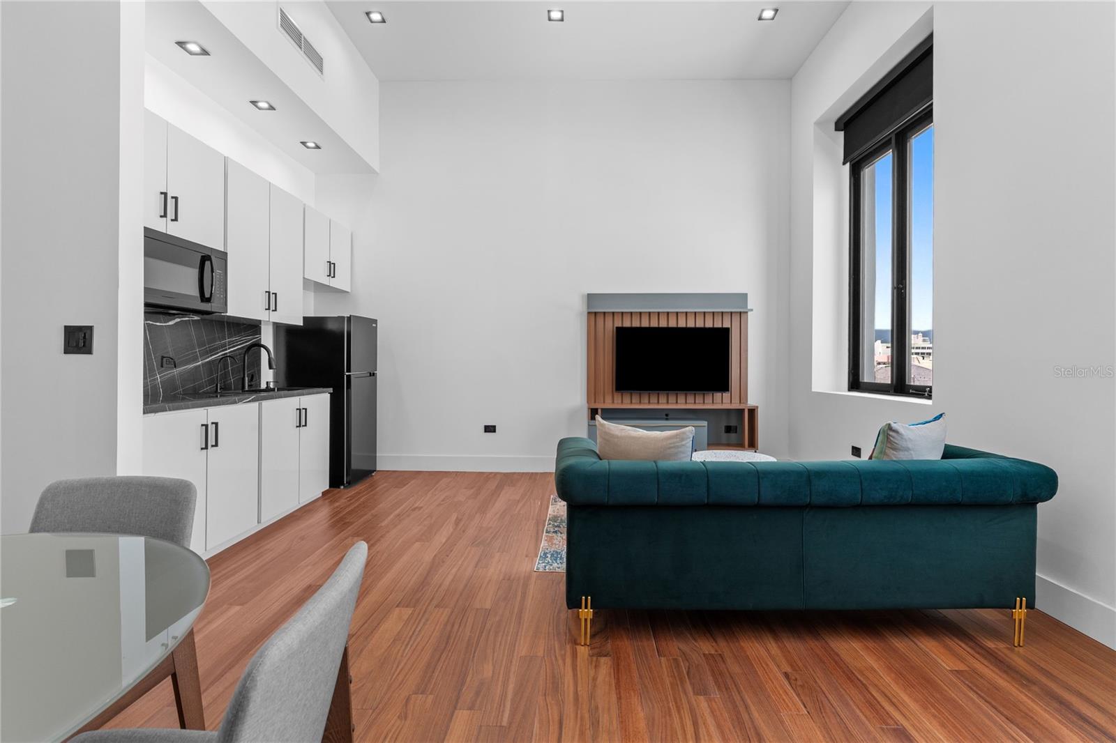 6951 C REINA ISABEL STE. 101 3B Bolero