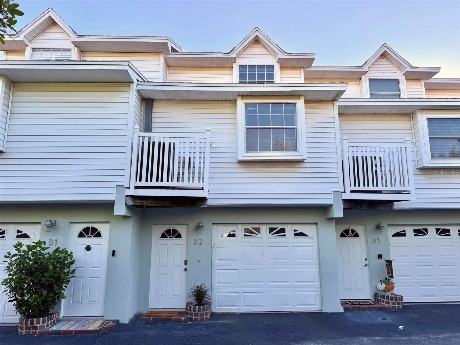 19201 VISTA LANE D2