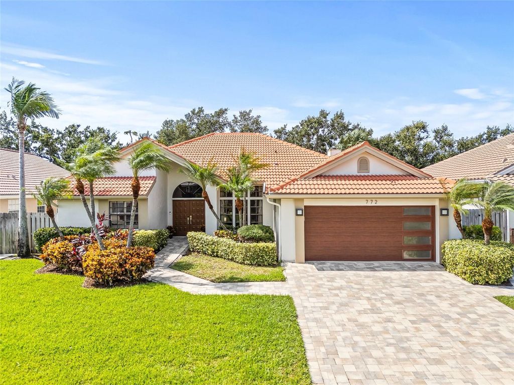 Photo of 772 Live Oak Terrace NE, St Petersburg, FL 33703 (MLS # TB8433300)