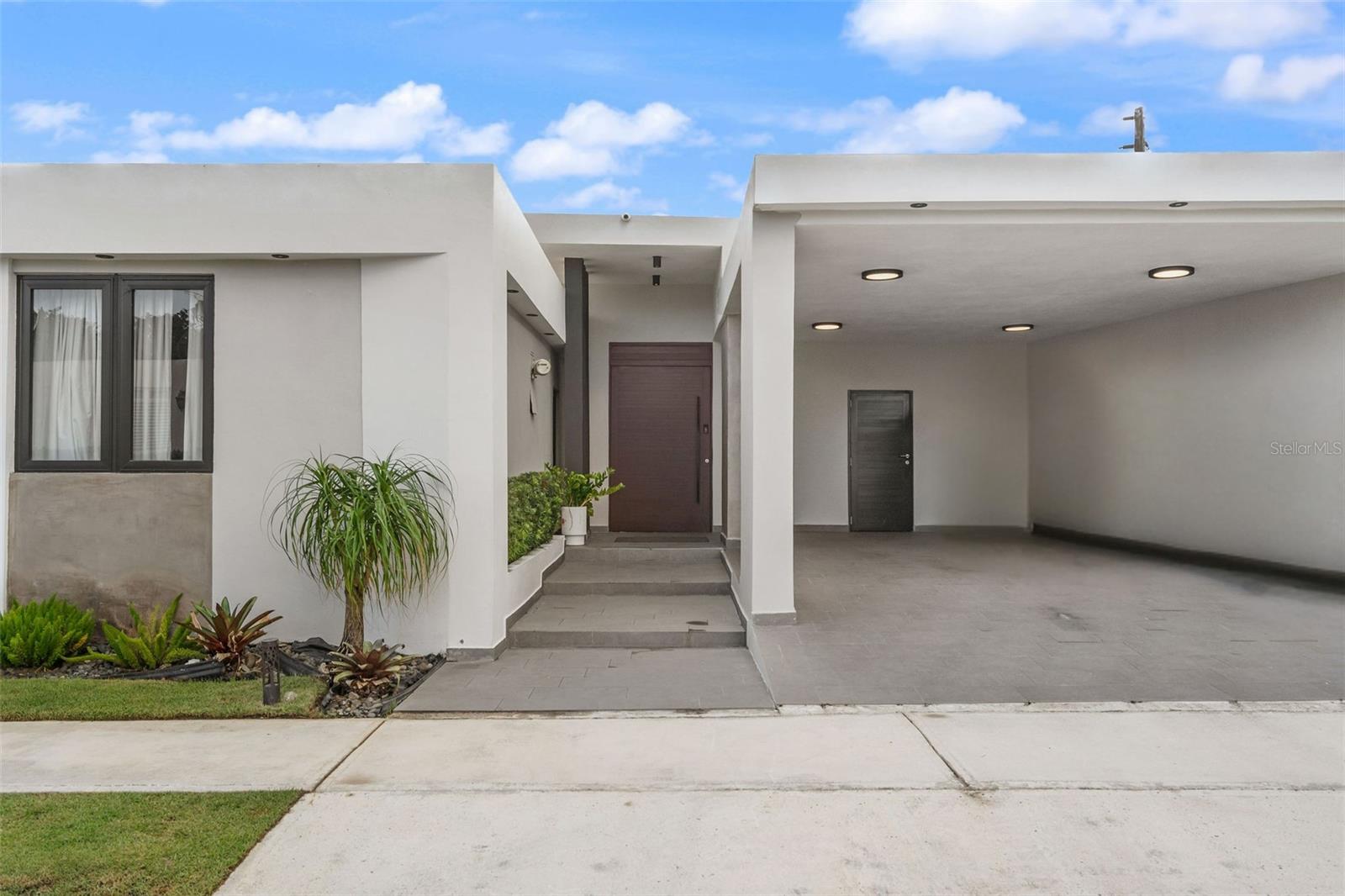 Beautifully remodeled 5-bedroom, 3-bathroom home, updated in 2023 with modern finishes. Set within the exclusive gated community of Dorado del Mar, this residence combines comfort with functionality. A private pool and deck create the ideal setting to relax under the sun or entertain family and friends. Equipped with a generator and water cistern, the home offers uninterrupted comfort. Short-term rentals are permitted, making this an excellent investment opportunity.
Just 30 minutes from San Juan, Dorado del Mar provides the tranquility of a beachside community paired with the charm of a lively town, making it a sought-after destination for families and investors alike. Residents enjoy direct access to the beach, a designated boat launch area, and resort-style amenities including a casino, restaurants, bowling alley, golf course, tennis and pickleball court.