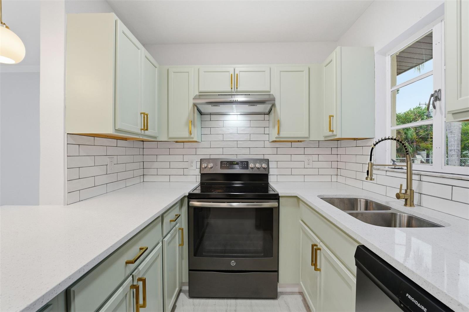 COUNTRY CLUB ESTATES - Residential