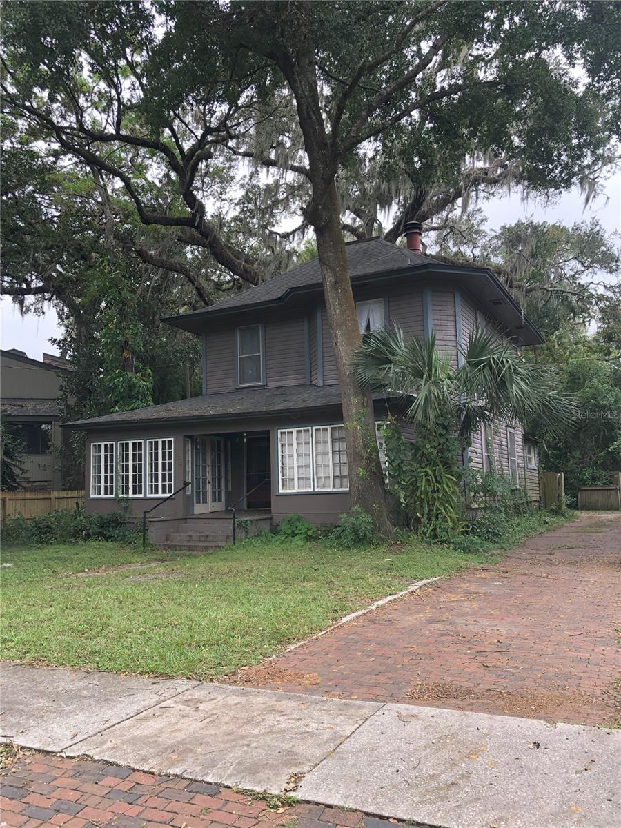 Duplex in Lake Cherokee area of Orlando. Oversized lot. Separate elect meters. Unit can remain a duplex or converted to a SFR.