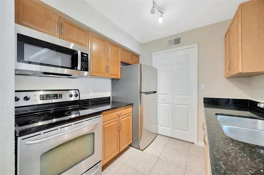 BENTLEY AT COBBS LANDING CONDO THE - Residential