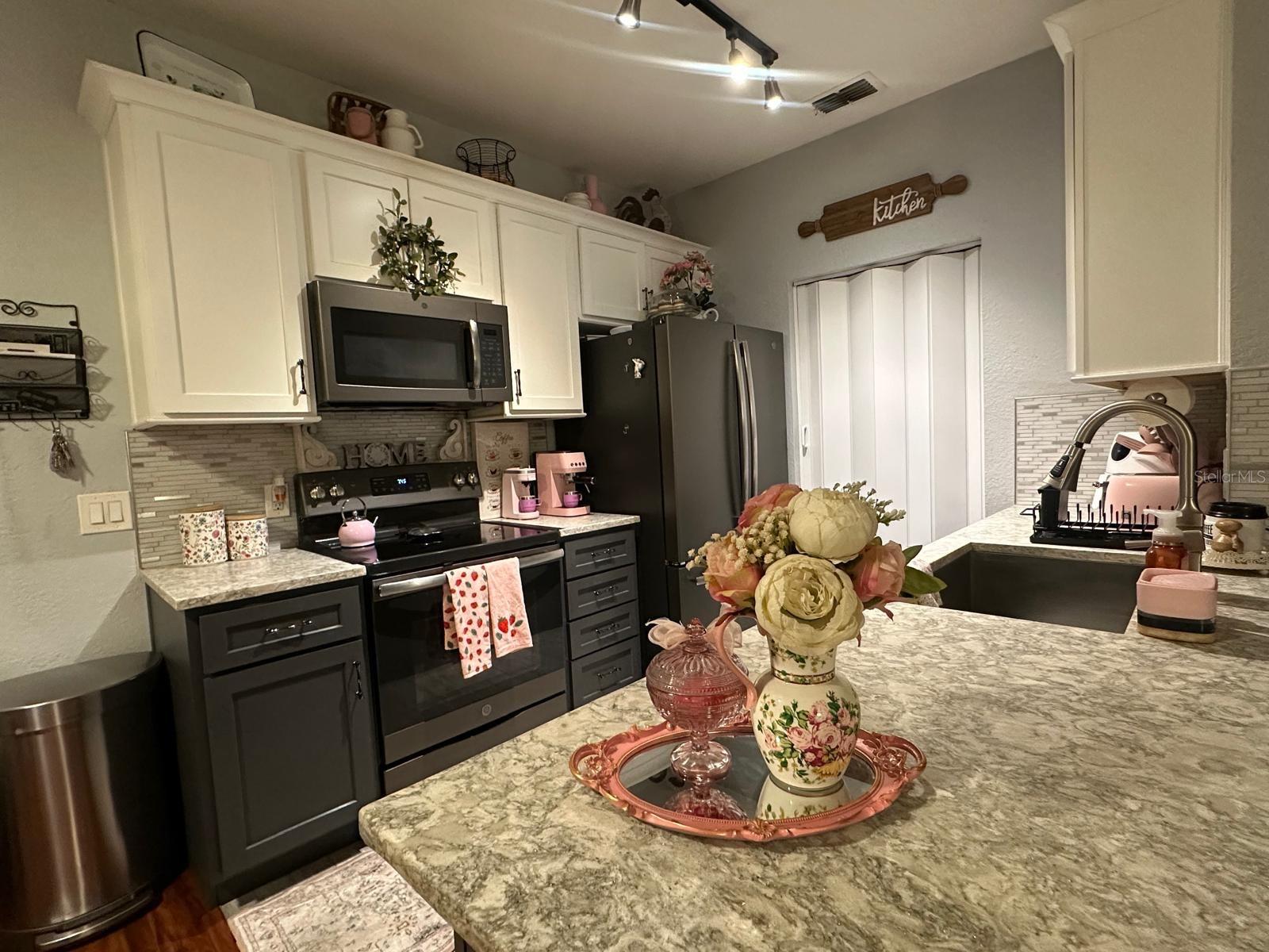 CRESCENT PLACE AT LAKE LOTUS CONDO - Residential