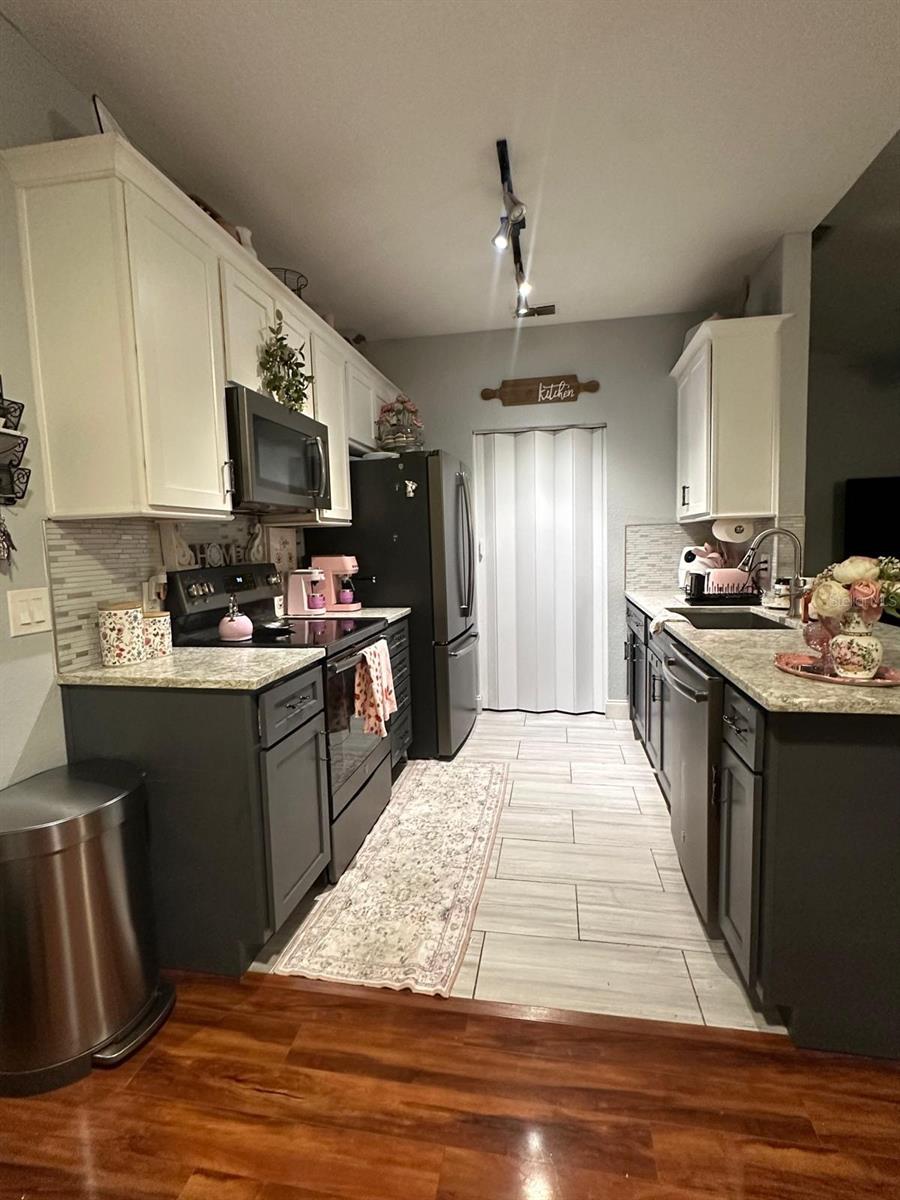 CRESCENT PLACE AT LAKE LOTUS CONDO - Residential