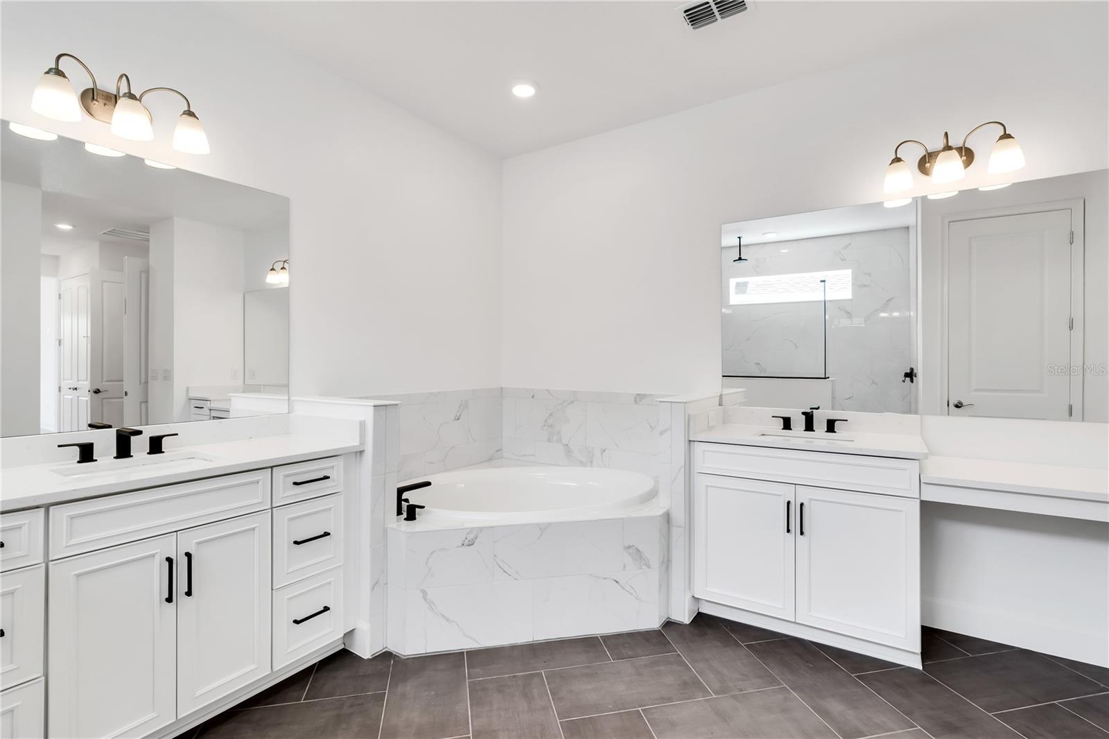 MIRABAY - Residential