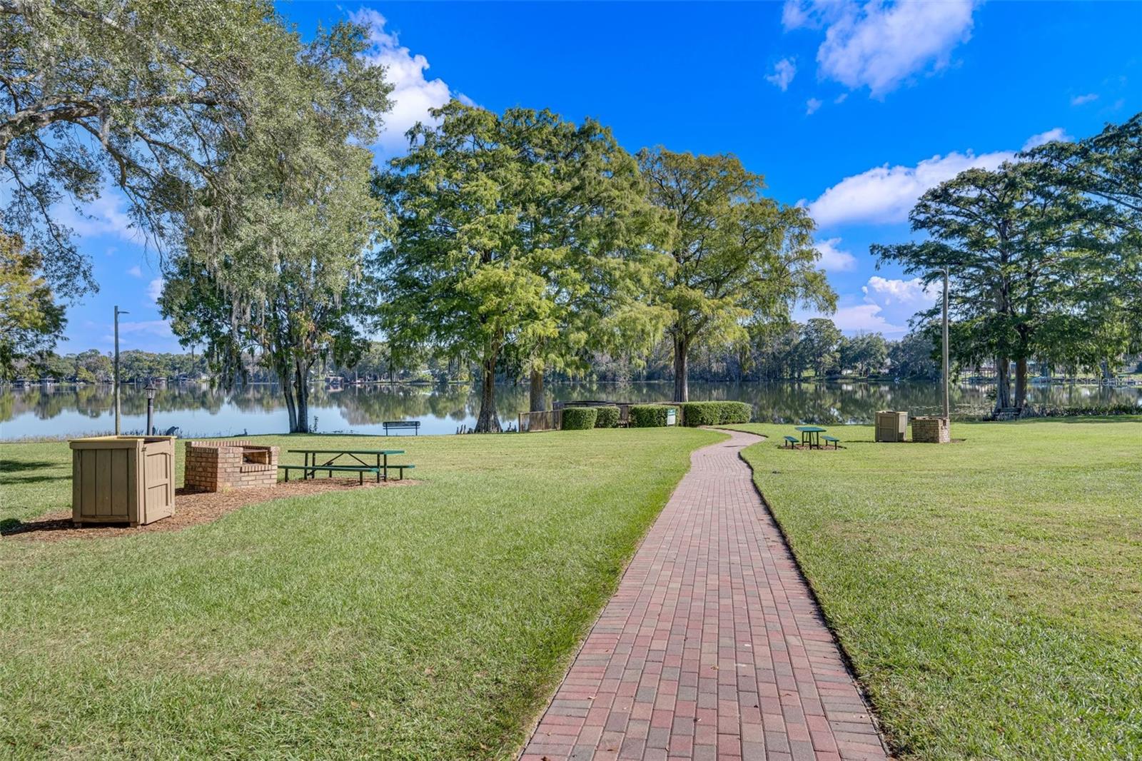 COUNTRY LANE - Residential