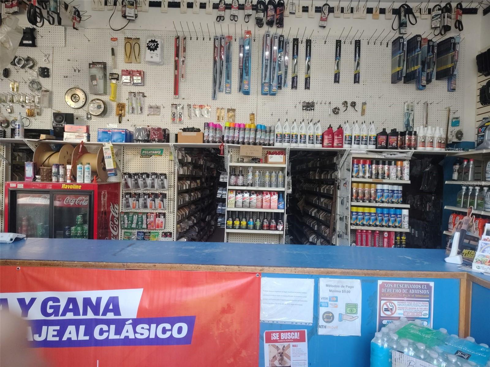 Main image without alt text