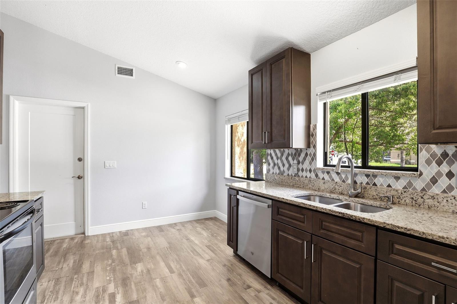 RESERVE AT THE CROSSINGS PH 1 THE - Residential