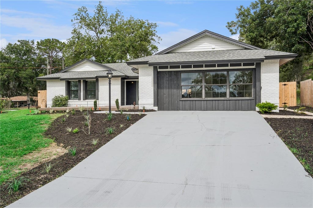 Photo of 1500 West Avenue, Clermont, FL 34711 (MLS # G5113733)