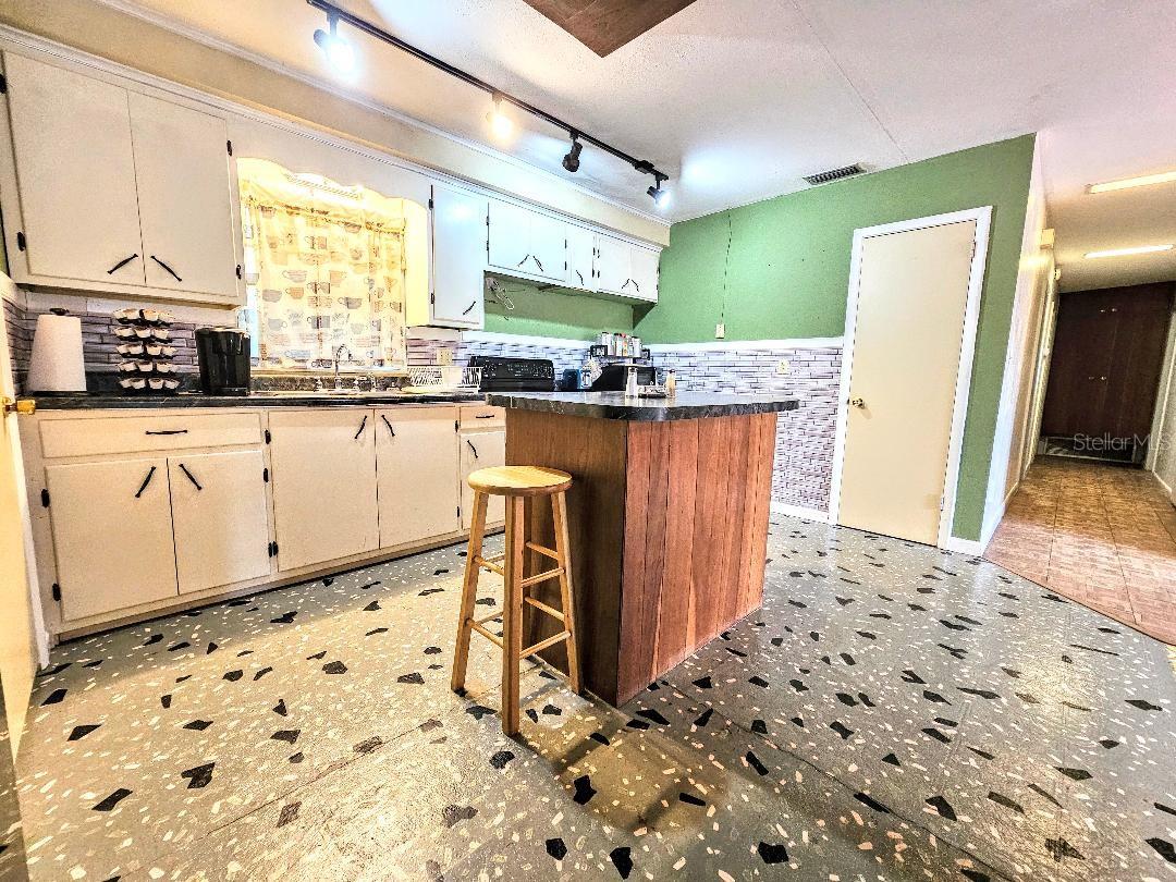 10844 LINDA VISTA LANE