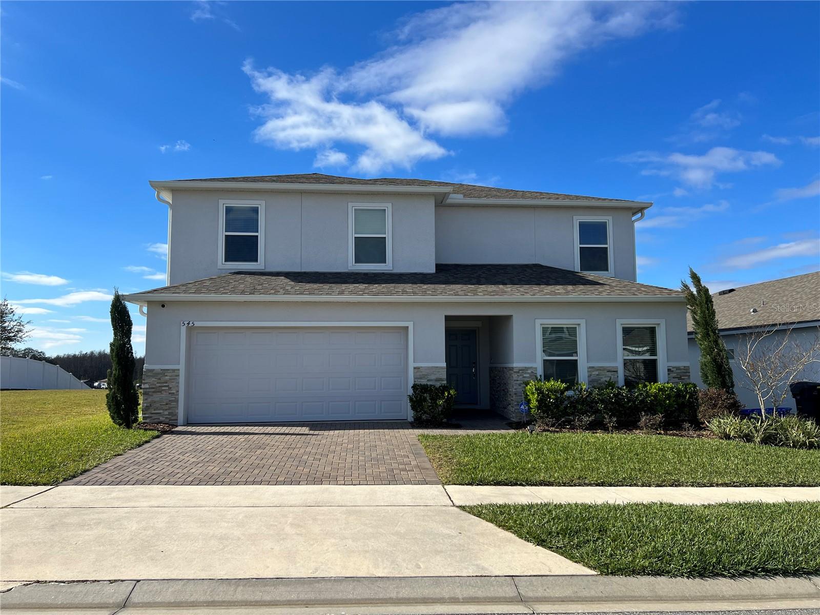 Spacious and comfortable property, close to shopping area, supermarkets and schools. Convenient location, 20 minutes from Disney Parks.
