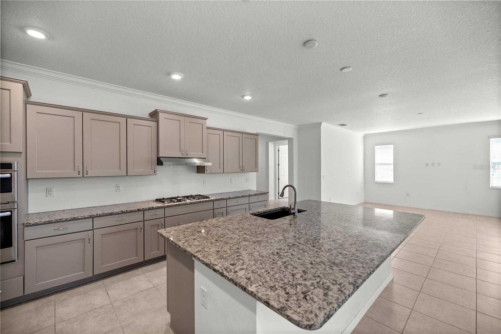 ON TOP/WORLD-AVALON PH 4 - Residential