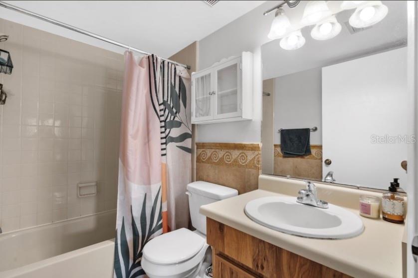 NORTH OAKS CONDO III - Residential Lease