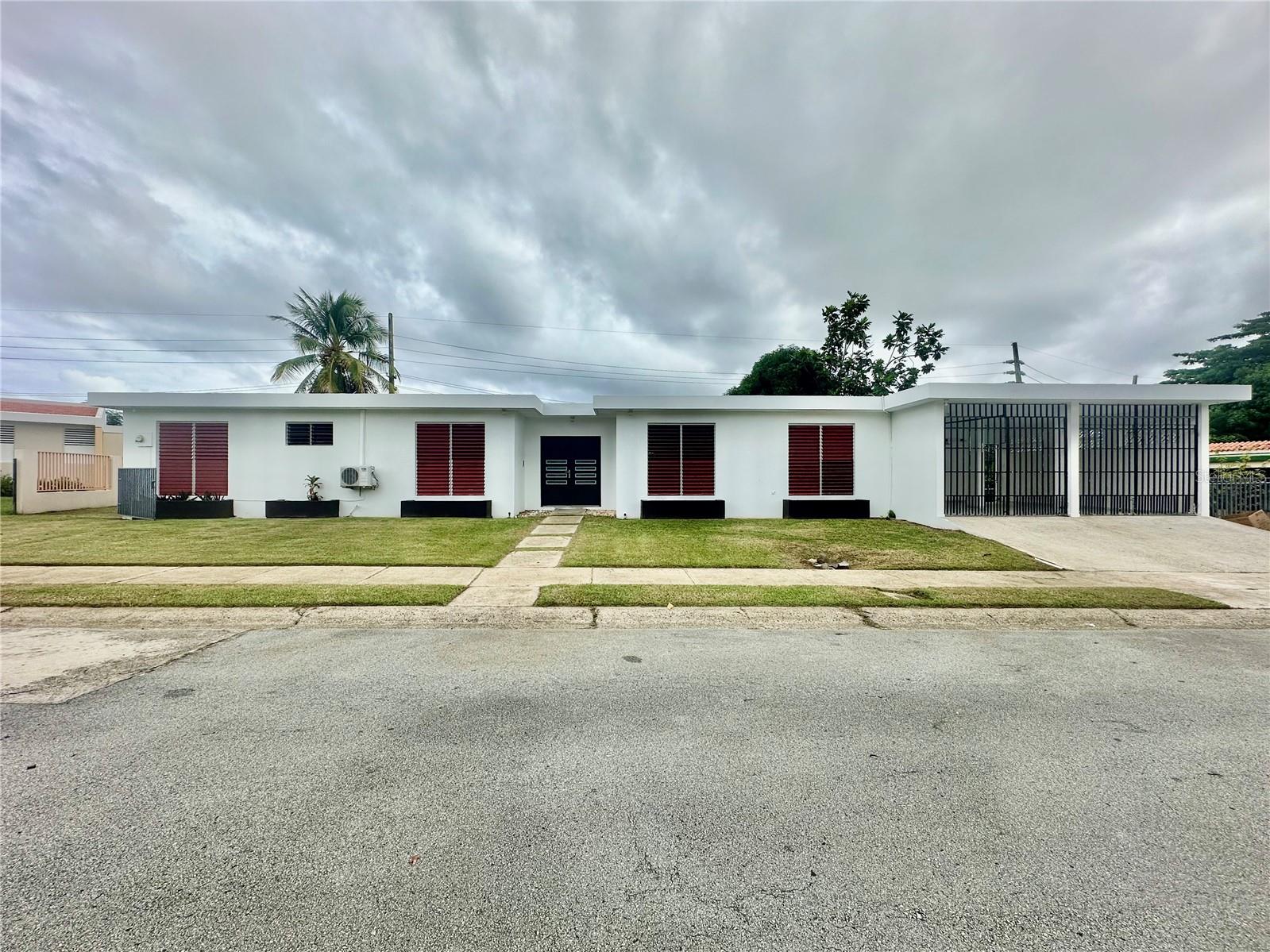 Located just four minutes from Palmas del Mar and with easy access to Expressway 53, this beautiful residence offers comfort, spaciousness, and an excellent location in one of Humacao's most convenient areas.
The property features four bedrooms, including a spacious master bedroom with a walk-in closet and private bathroom, as well as one and a half additional bathrooms. Its interior design integrates a living room, dining room, and kitchen, along with a cozy family room, an elegant foyer, and a laundry area for added convenience.
Outside, you'll enjoy a terrace perfect for sharing with family or friends, and a double garage for security and convenience. This is an ideal residence for those seeking quality of life in a quiet, modern setting with easy access to the area's main thoroughfares and attractions.