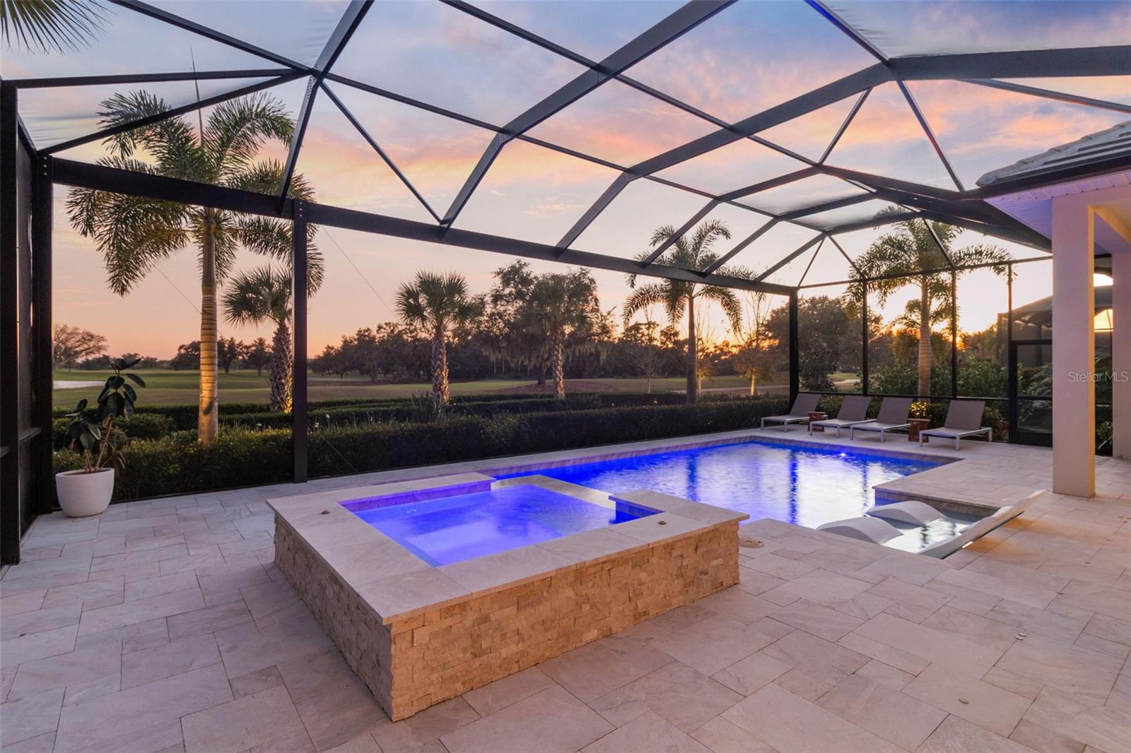 FOUNDERS CLUB - Residential