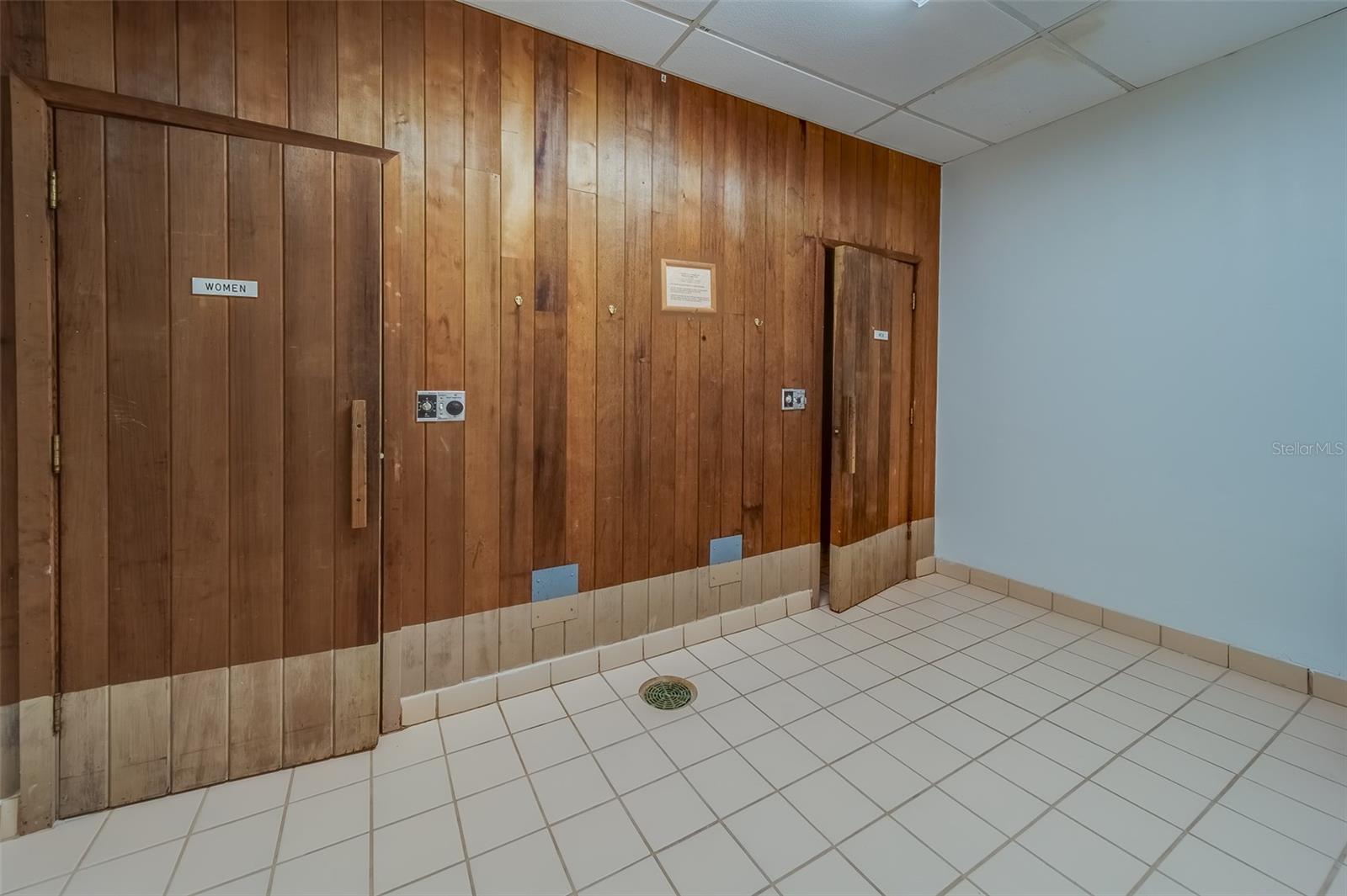 CONTINENTAL TOWERS INC CONDO - Residential Lease