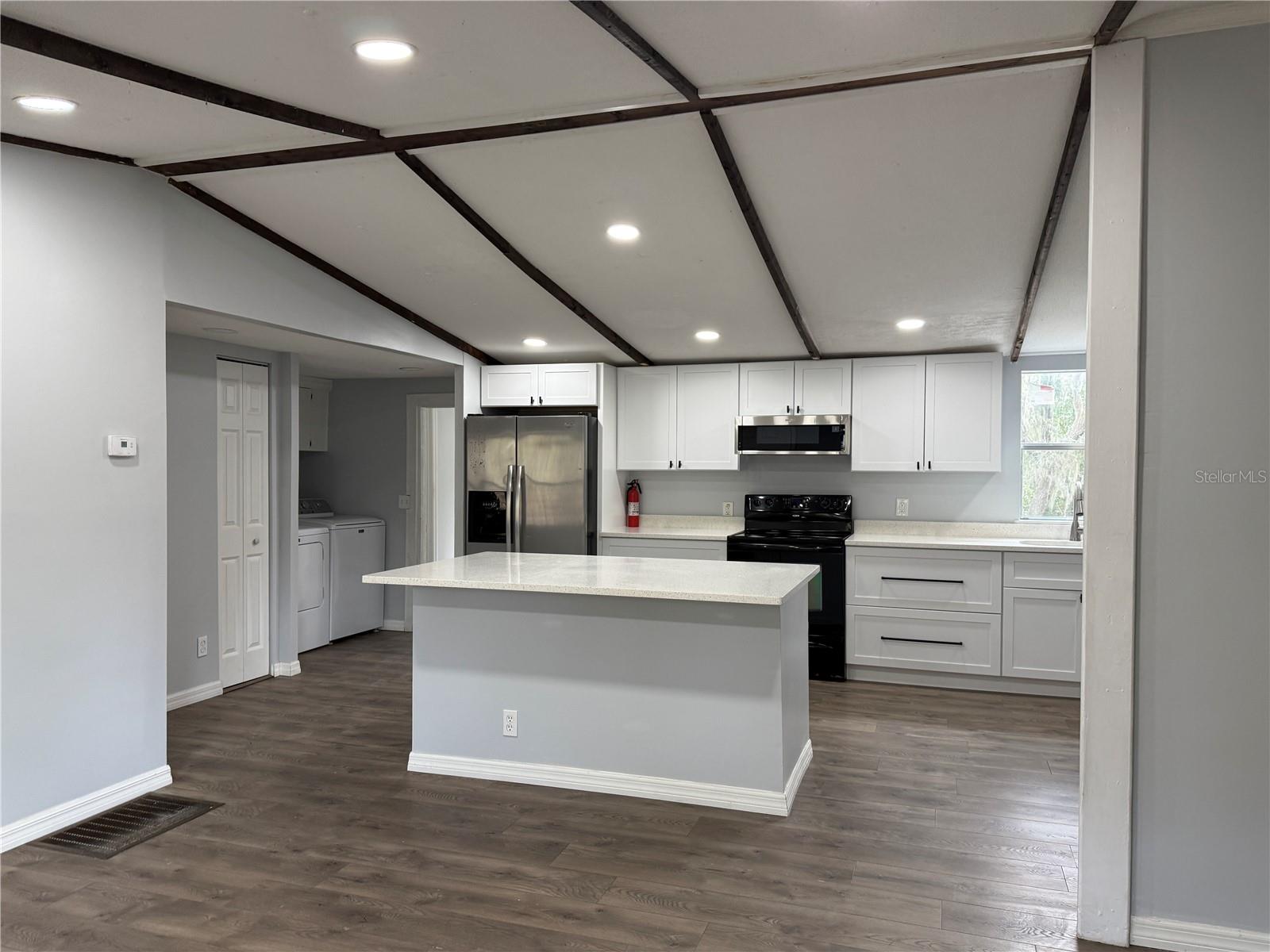 LAKESIDE ESTATES - Residential Lease