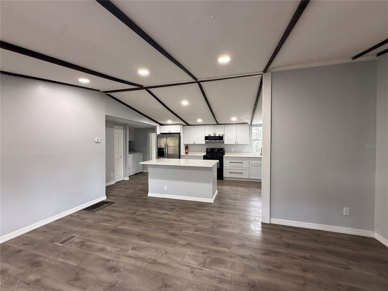 LAKESIDE ESTATES - Residential Lease