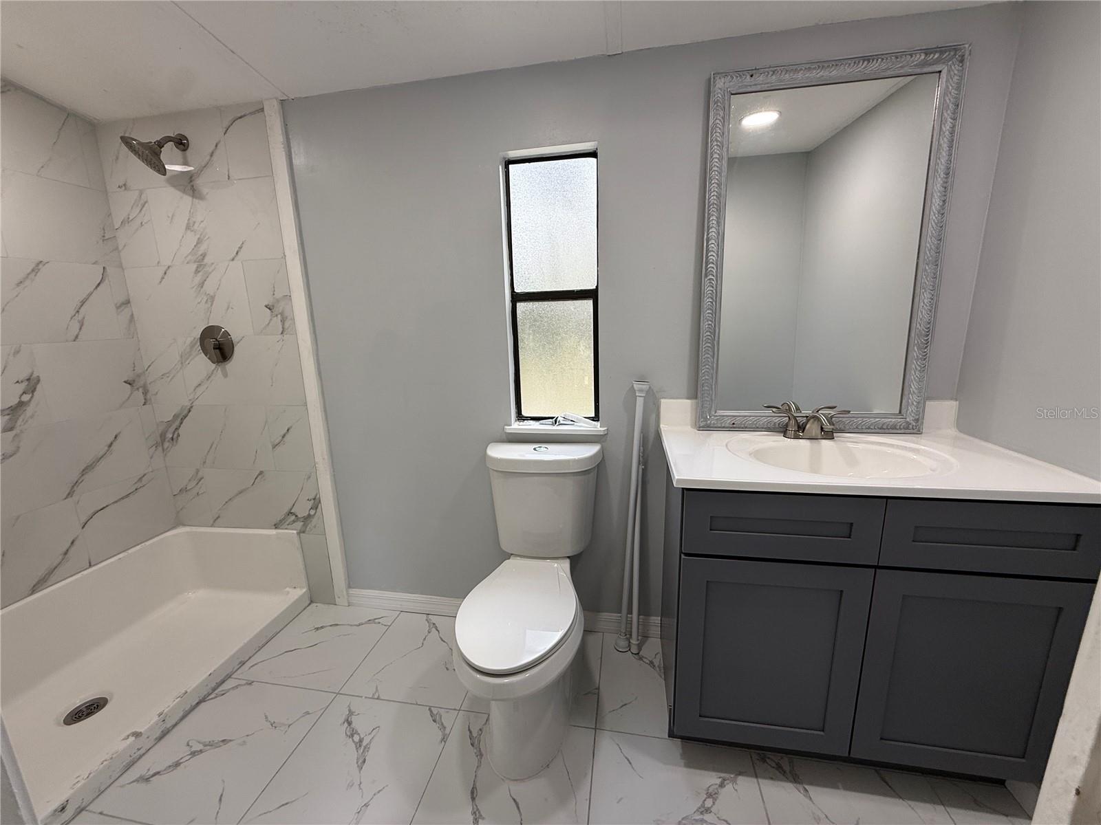 LAKESIDE ESTATES - Residential Lease