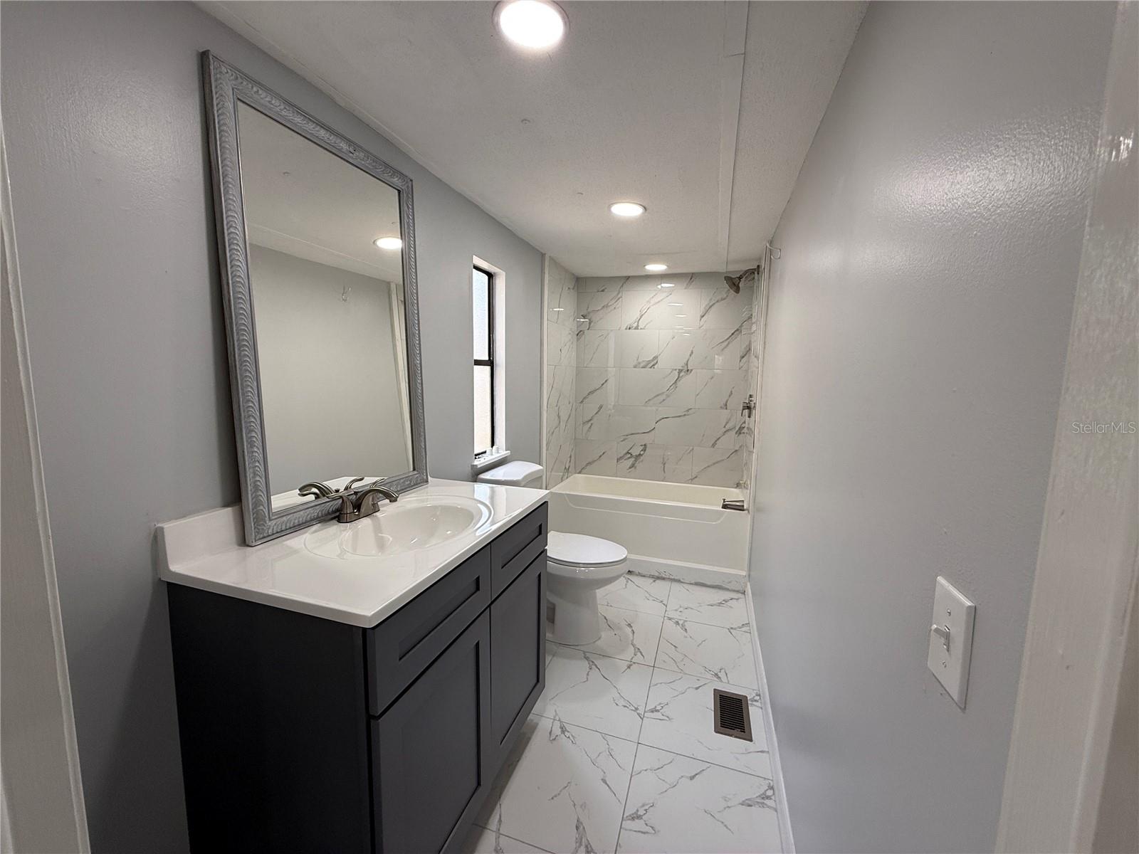 LAKESIDE ESTATES - Residential Lease