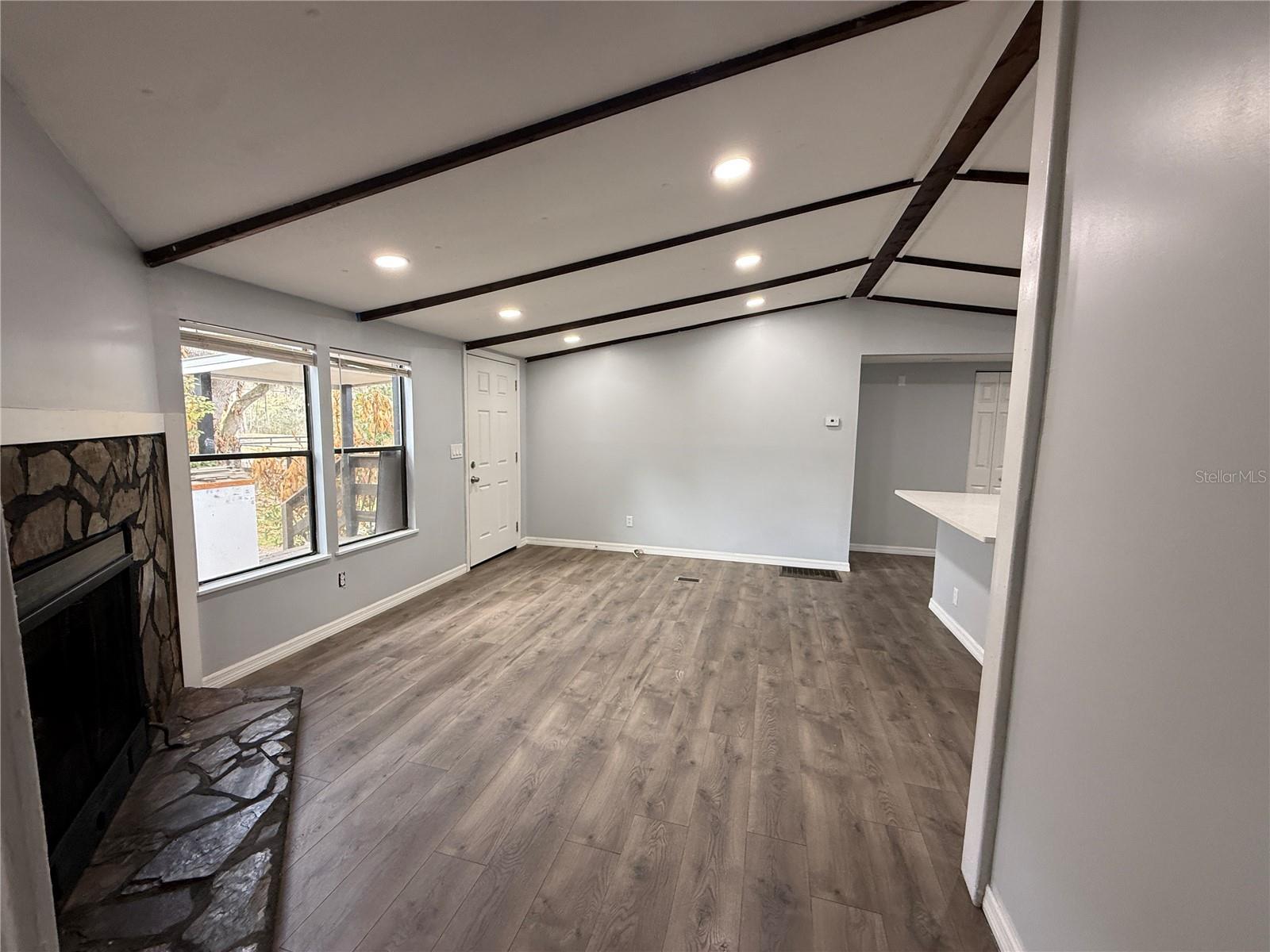 LAKESIDE ESTATES - Residential Lease