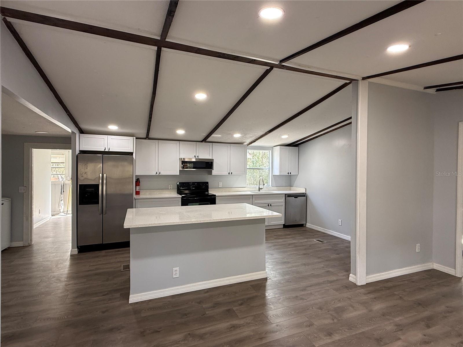 LAKESIDE ESTATES - Residential Lease