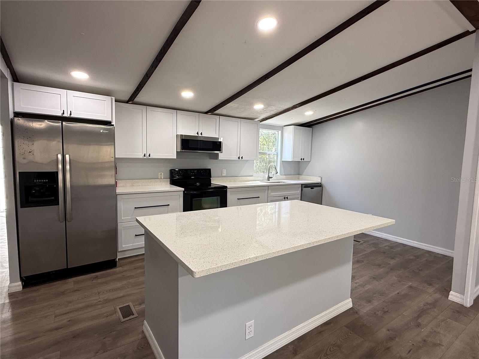 LAKESIDE ESTATES - Residential Lease