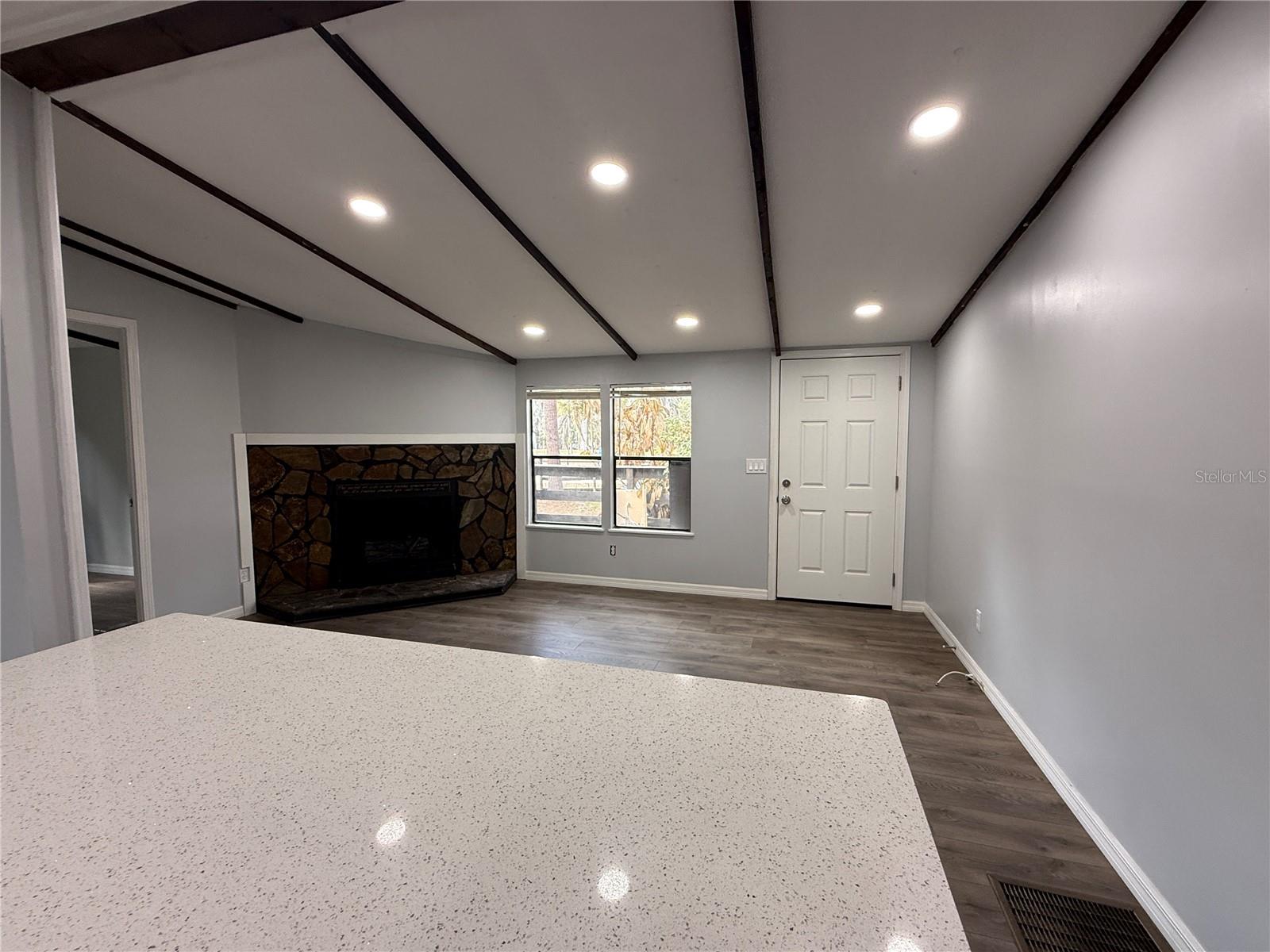 LAKESIDE ESTATES - Residential Lease