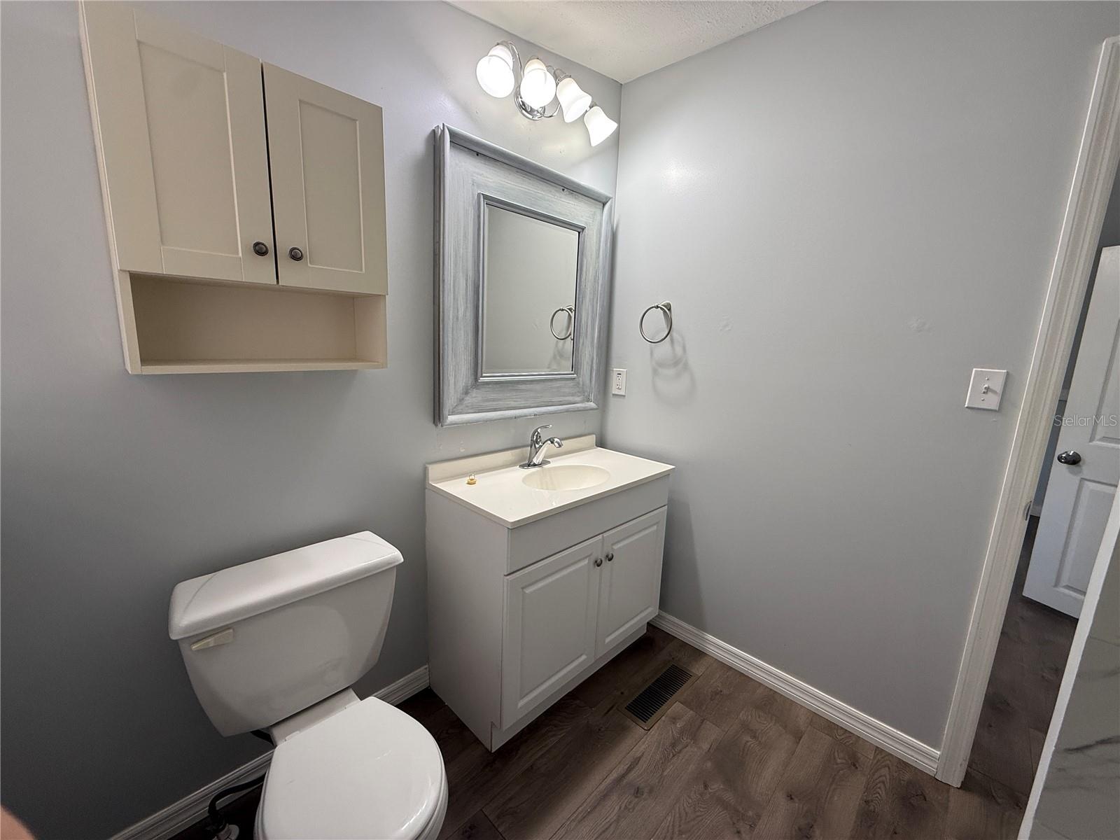 LAKESIDE ESTATES - Residential Lease