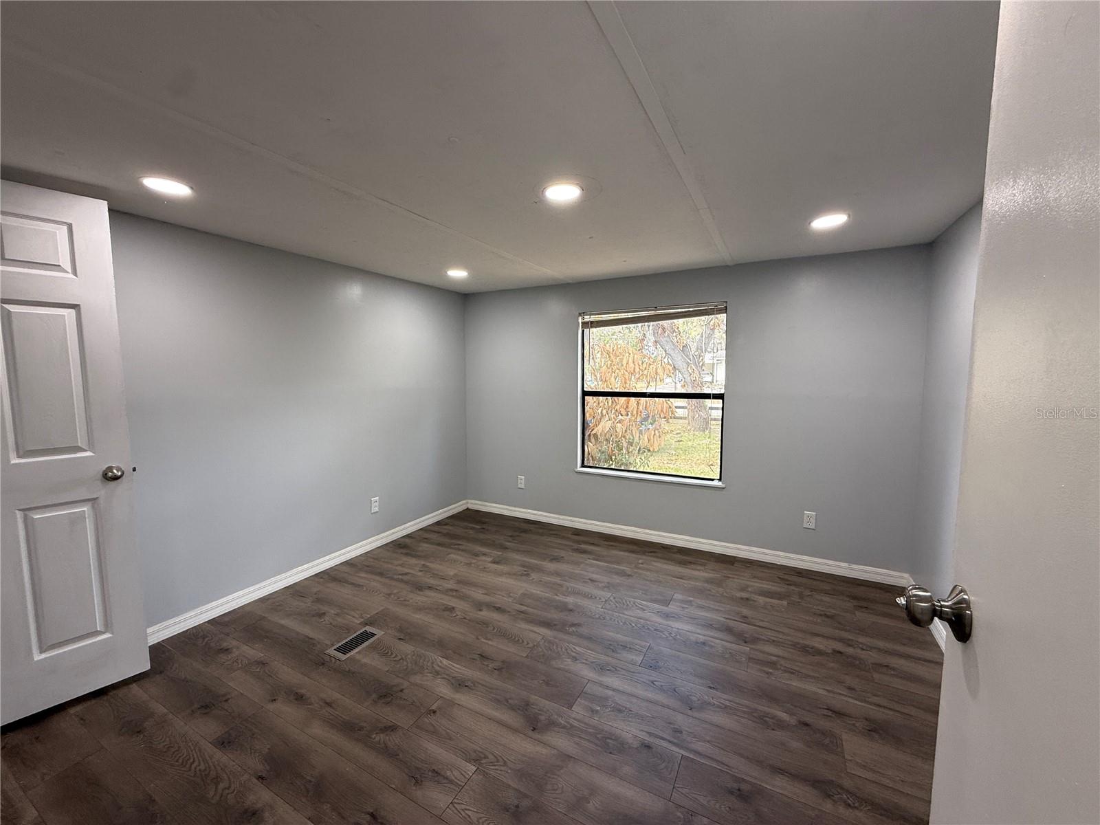 LAKESIDE ESTATES - Residential Lease