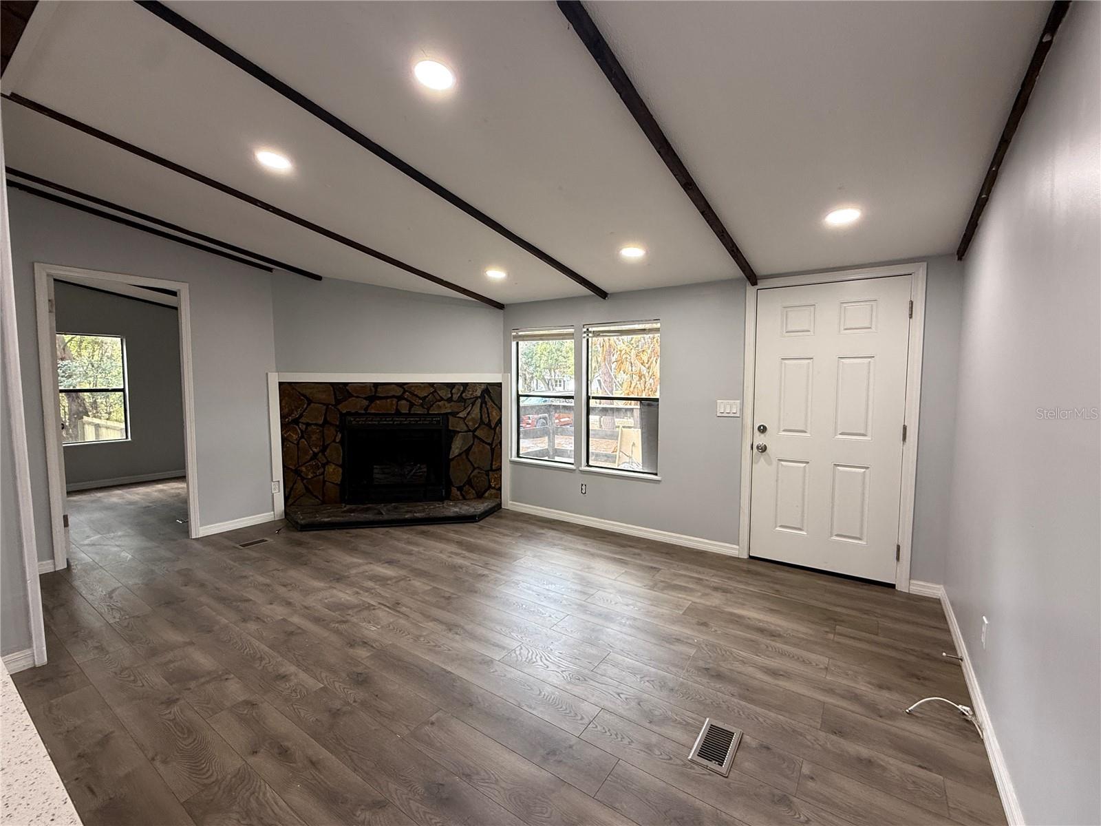 LAKESIDE ESTATES - Residential Lease