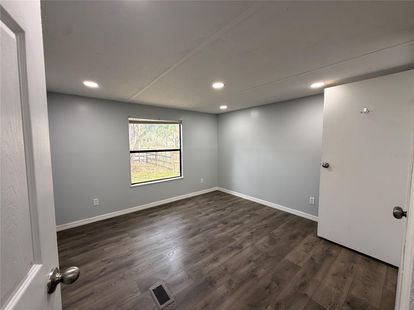 LAKESIDE ESTATES - Residential Lease