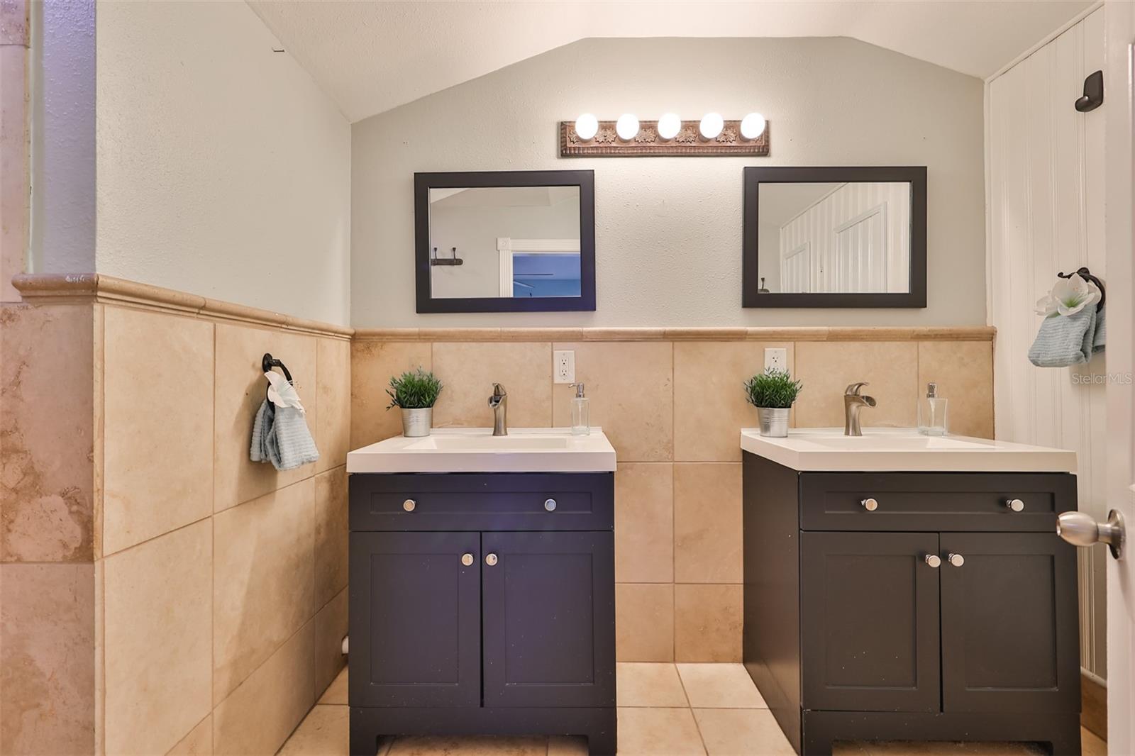 ROSERY GROVE VILLA - Residential