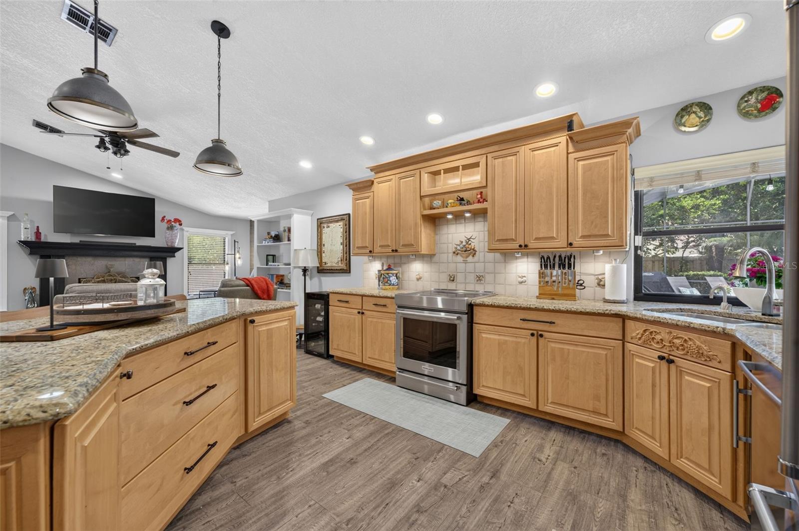 1043 LAKESIDE DRIVE