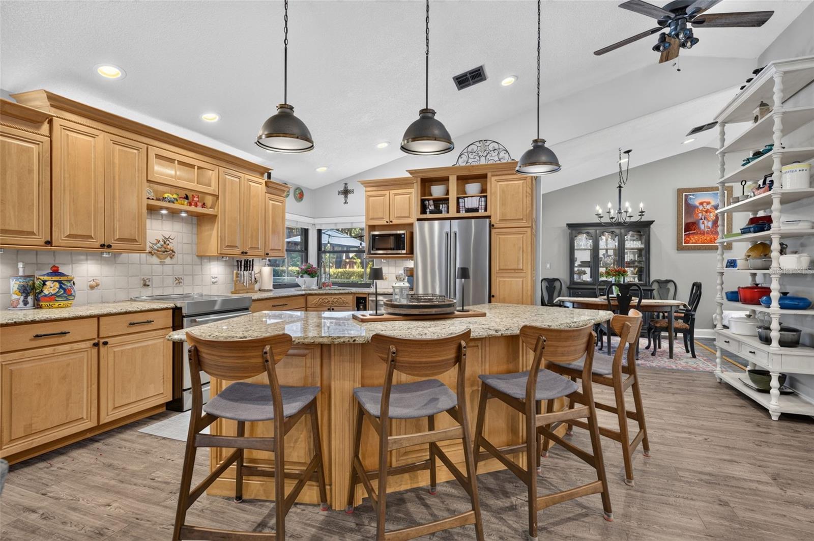 1043 LAKESIDE DRIVE