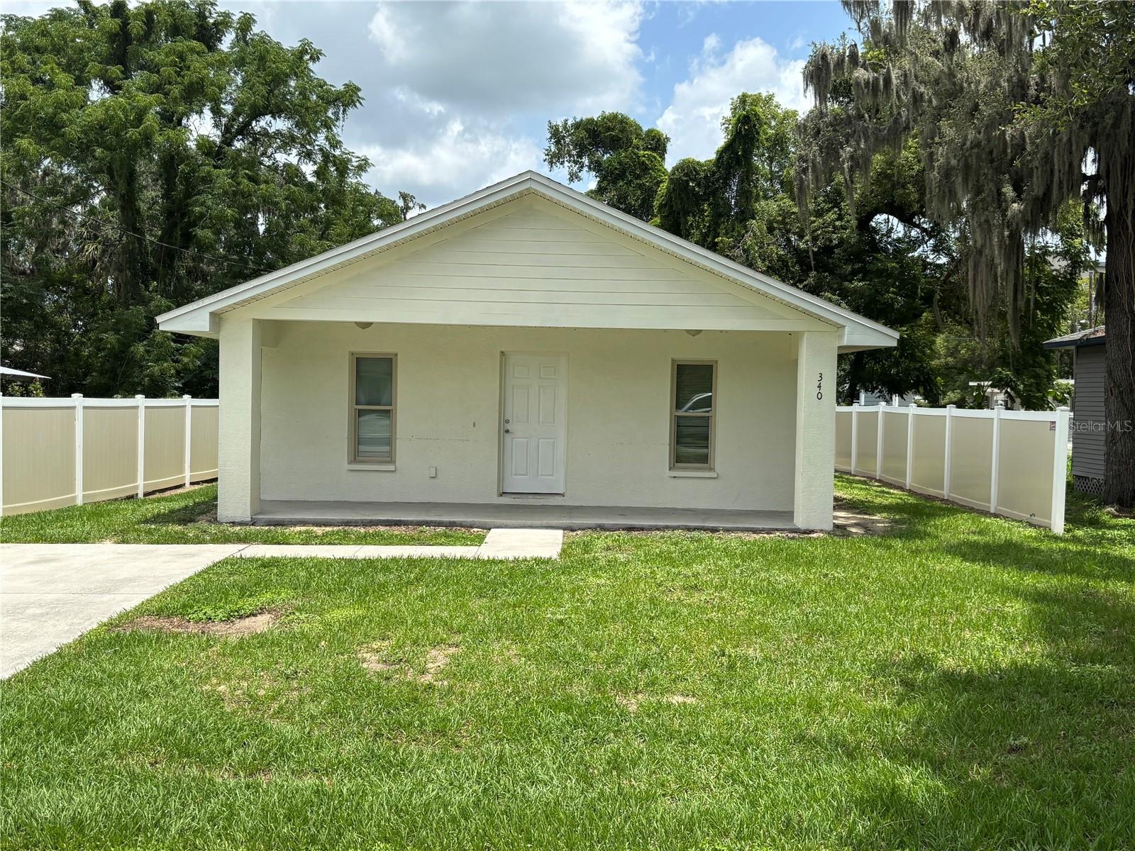 Quaint starter home close to downtown, ceramic tile throughout, inside laundry room, ceiling fans in all bedrooms and LR, tan vinyl
Fence on 3 sides, front porch