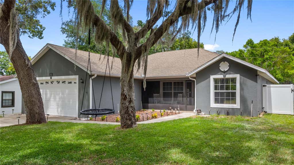 Photo of 406 S Palm Avenue, Howey In The Hills, FL 34737 (MLS # O6416440)