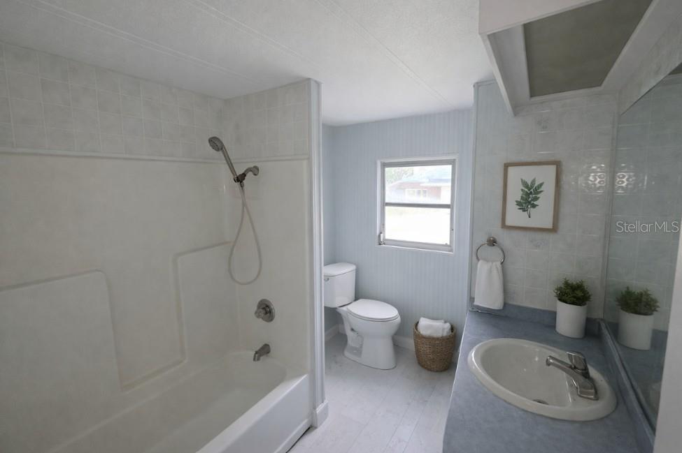 UNREC PORTIONS SE 01/4 NW 01/4 & NW 01/4 - Residential