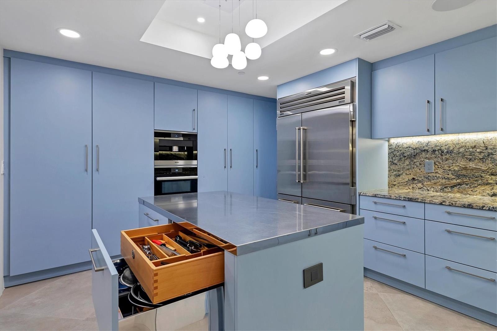 BAY PLAZA - Residential