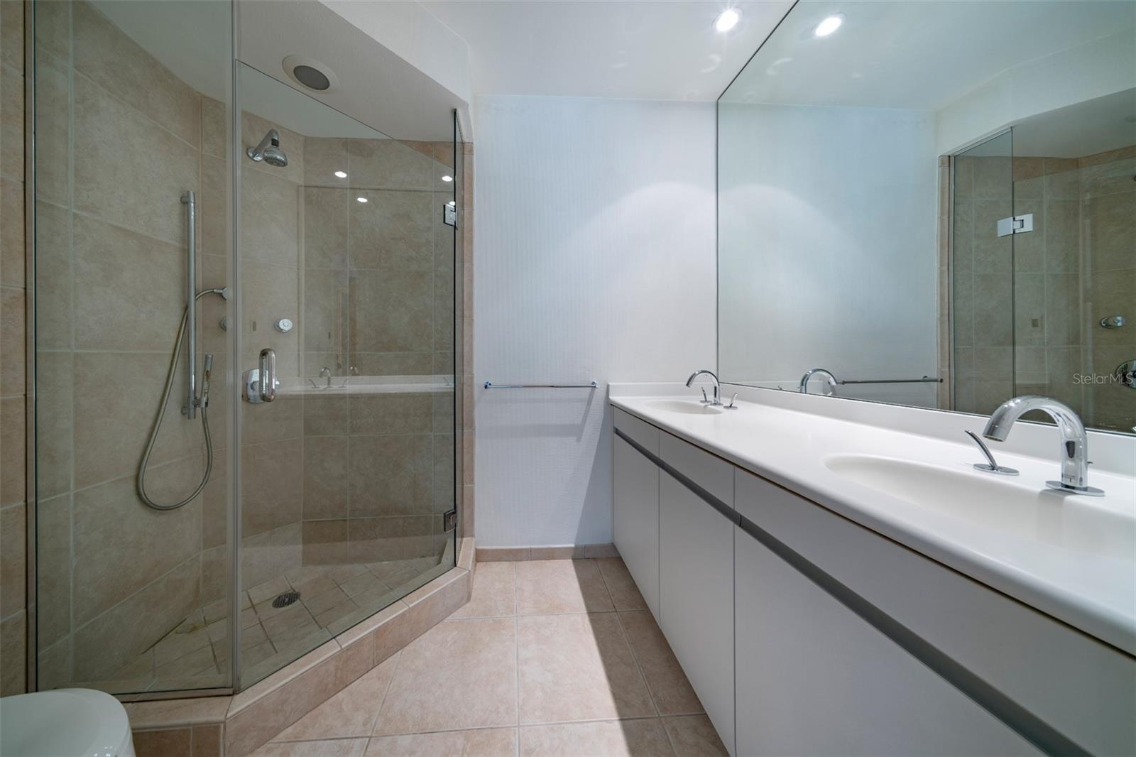 PERLE DU LAC CONDO OR 5843/4848 - Residential