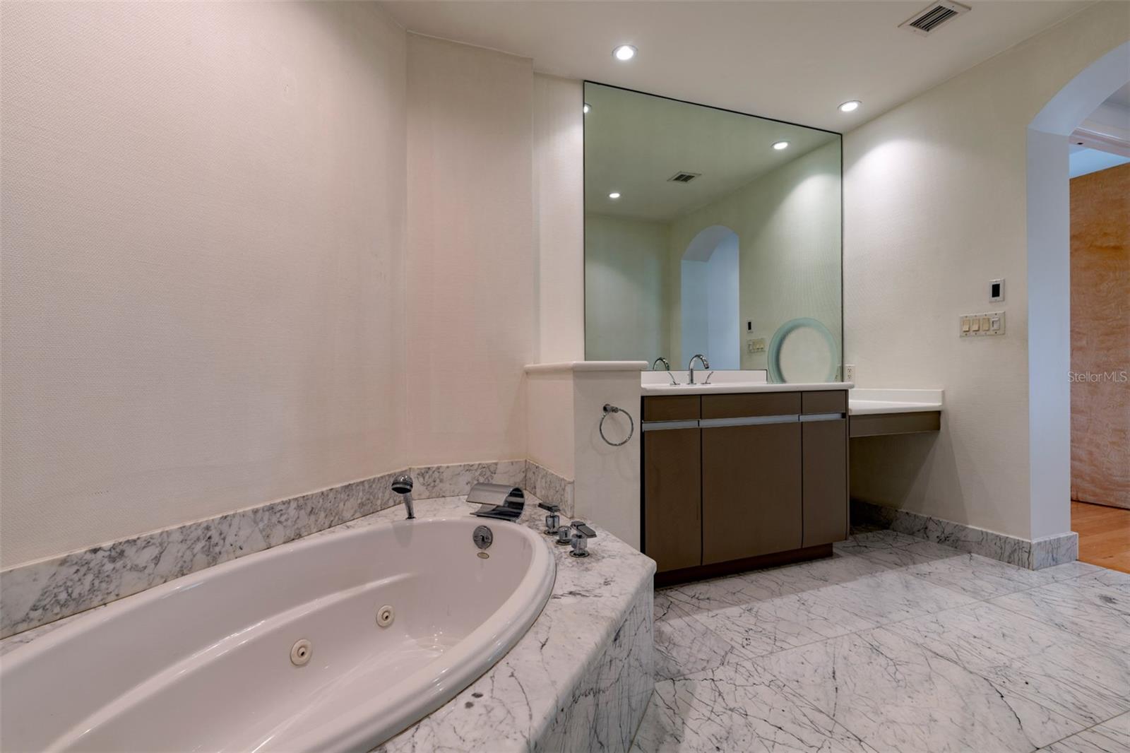 PERLE DU LAC CONDO OR 5843/4848 - Residential