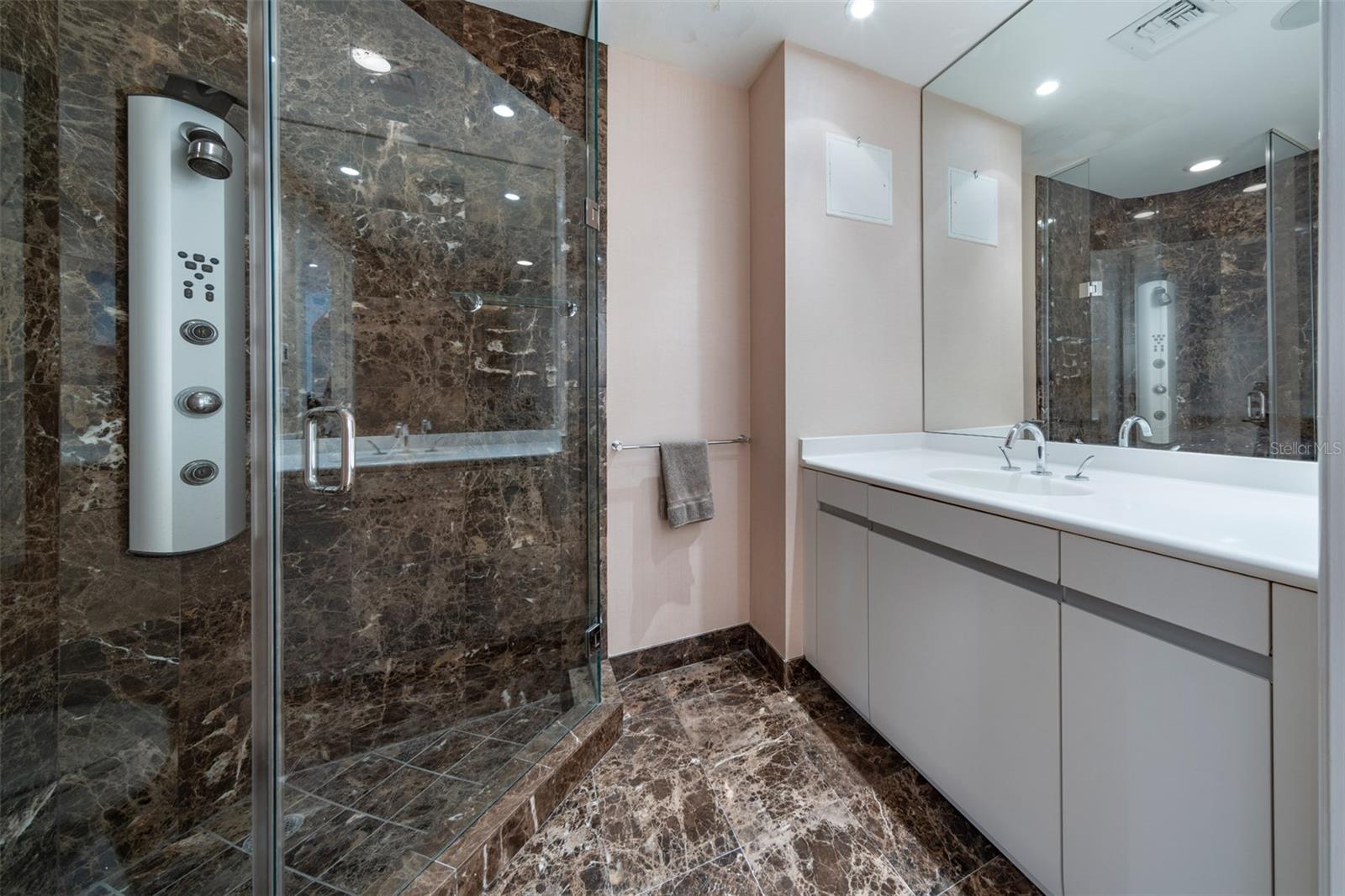 PERLE DU LAC CONDO OR 5843/4848 - Residential