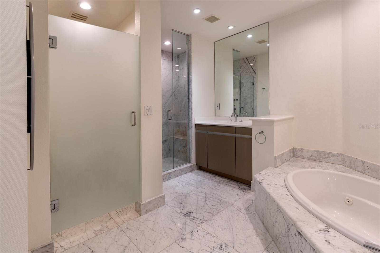 PERLE DU LAC CONDO OR 5843/4848 - Residential