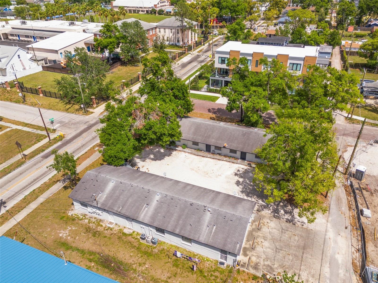 402 W COLUMBUS DRIVE