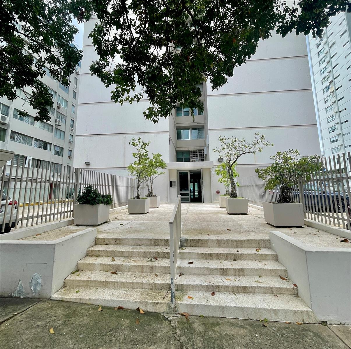 KINGS COURT 76 CONDOMINIUM - Residential Lease